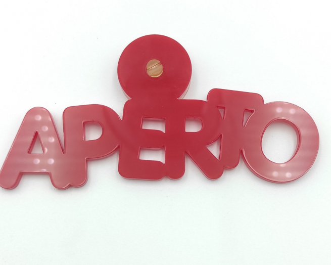 Scritta "Aperto" rossa, in acrilico sagomato, formato 55x15 mm