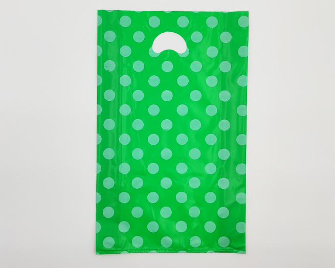 Shopper in plastica HDPE verde con fantasia "Pois" bianchi, maniglia fustellata a fagiolo, confezione da 5 kg.