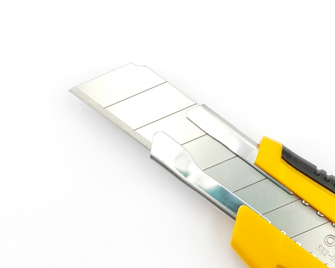 Cutter "Deli" a scatto, con lama in acciaio da 18 mm