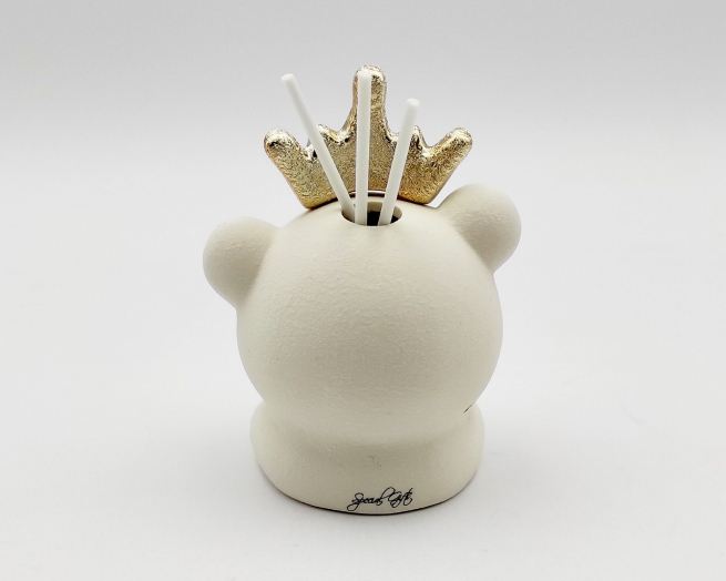 Profumatore orsetto bianco con corona oro, in scatola regalo, altezza 11.5 cm