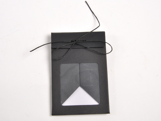 Sacchetto di carta nero con finestra, 8+8x12 cm, confezione da 10 pezzi